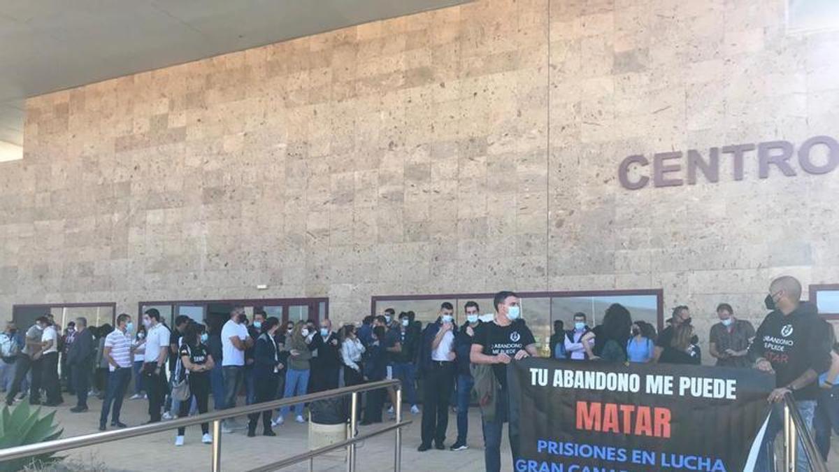 Los funcionarios de prisiones frente a la cárcel de Juan Grande, en GranCanaria, en 2021.