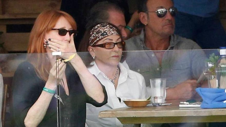 Patti Scialfa, en primer término, y Springsteen viendo a Jessica en el Club de Campo de Madrid.