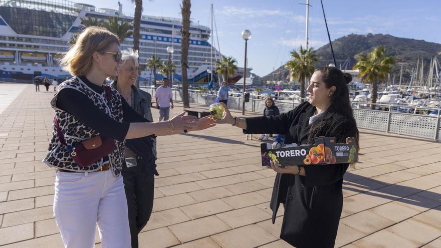 Uva para los últimos cruceristas del año que llegan a Cartagena