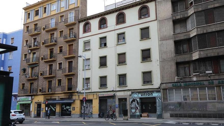 Una inmobiliaria anuncia pisos en un edificio okupado en Zaragoza que no es suyo