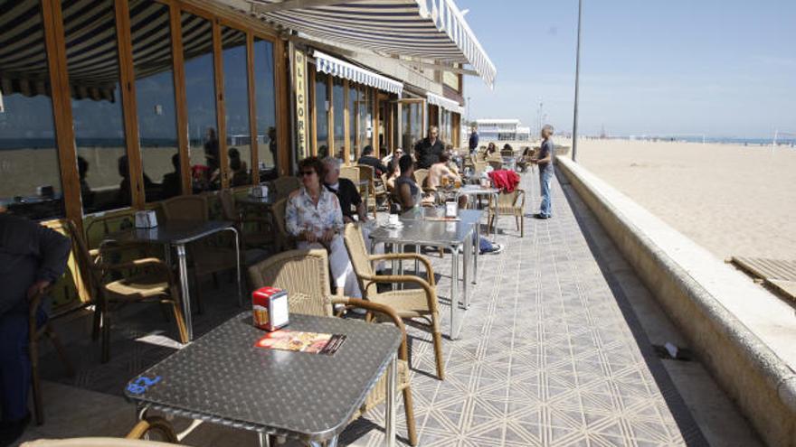 Terraza de un restaurante de la playa Malva-Rosa