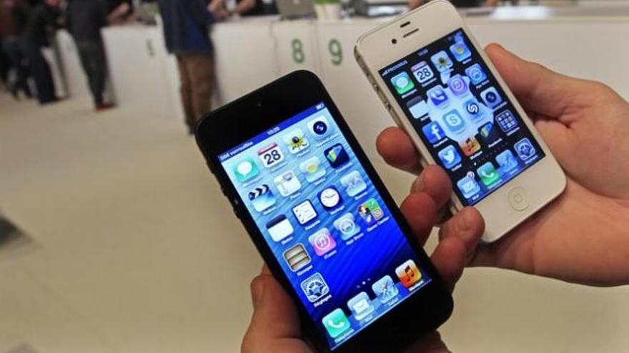 El iPhone 5 (izquierda), junto al 4S.