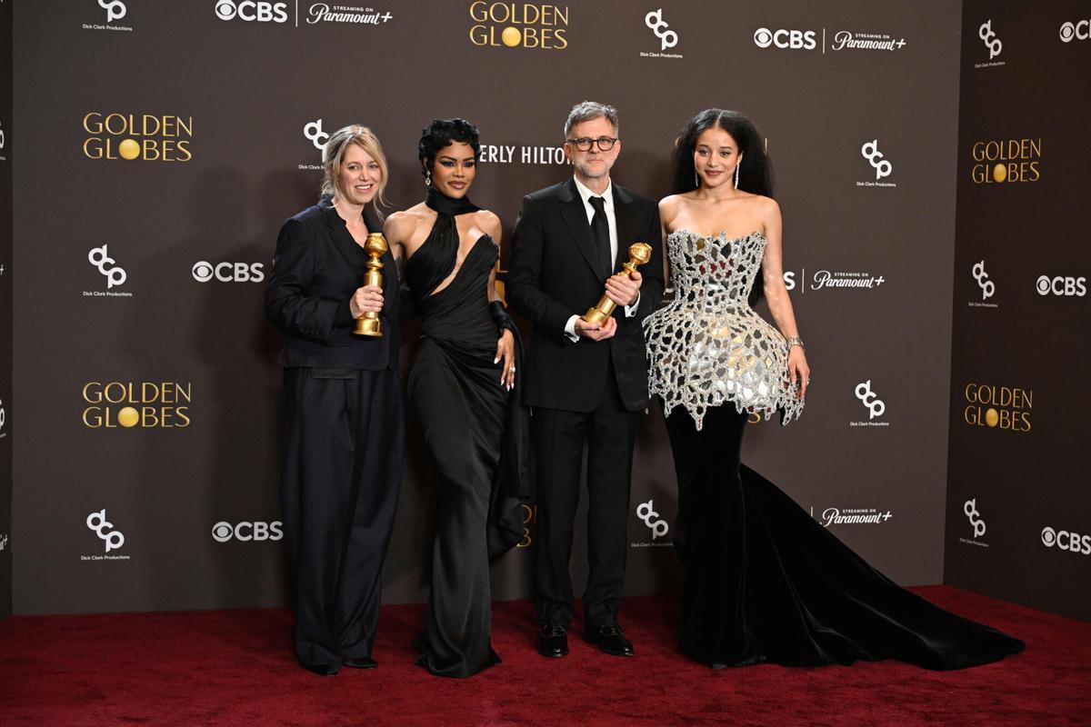 11 January 2026, US, Los Angeles: American film producer Sara Murphy, American singer Teyana Taylor, American filmmaker Paul Thomas Anderson and American actress Chase Infinity celebrate in the Press Room during the 83rd Golden Globe Awards. Photo: Kevin Sullivan/ZUMA Press Wire/dpa Kevin Sullivan/ZUMA Press Wire/d / DPA 11/01/2026 ONLY FOR USE IN SPAIN. Kevin Sullivan/ZUMA Press Wire/d / DPA;entertainment;celebrity;arts;culture;televison;theatre;radio;music;fashion;cinema;83rd Golden Globe Awards;