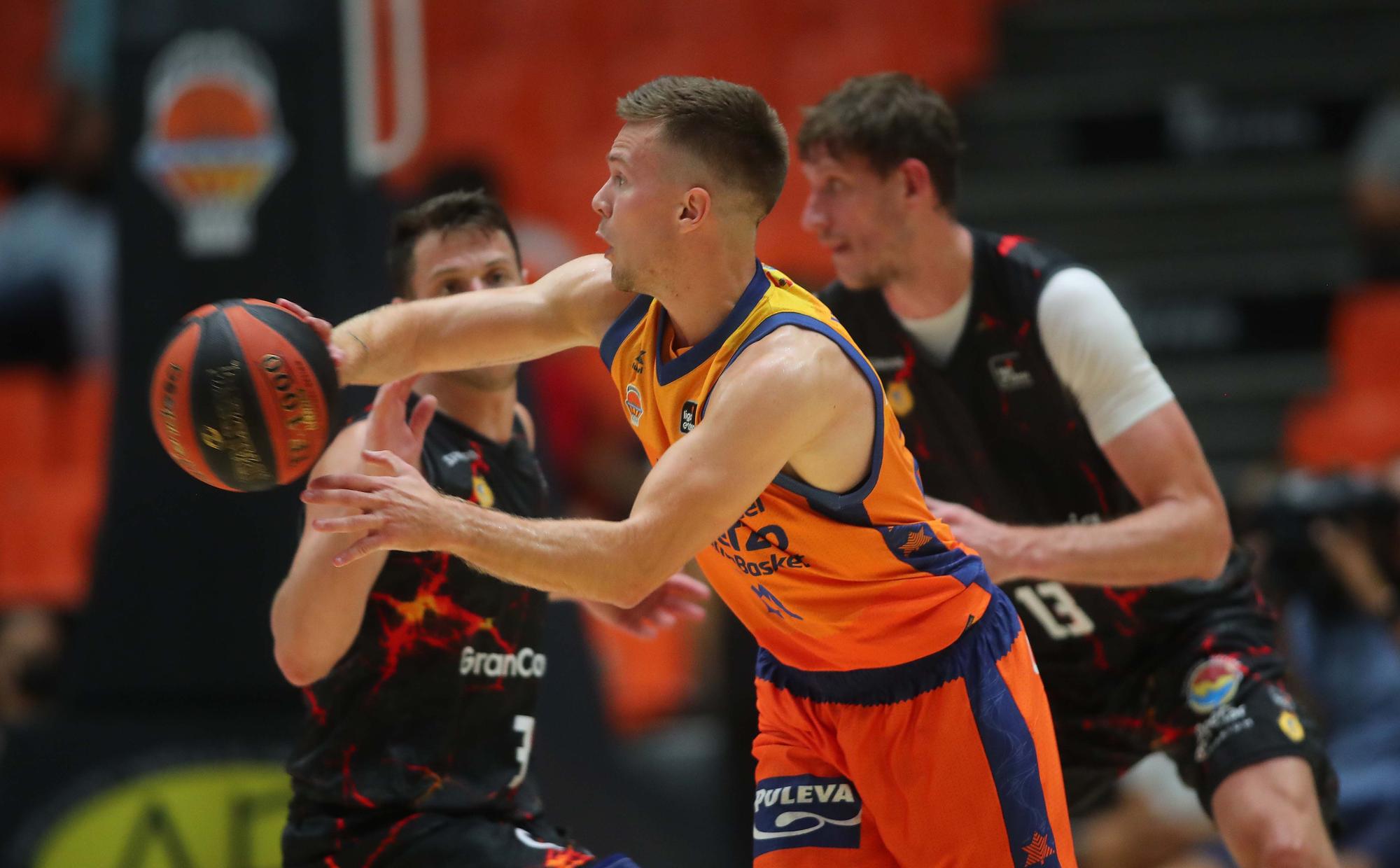 Partido entre el Valencia Basket y el Gran Canaria . Torneo Ciutat de València