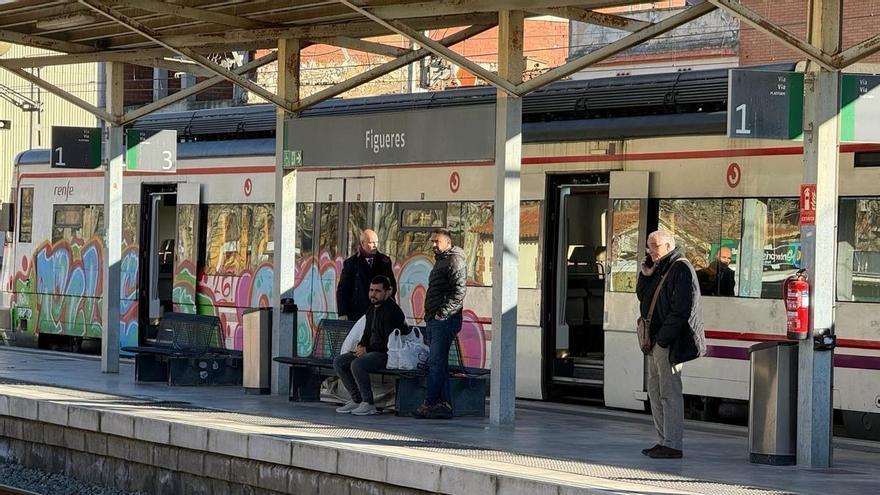 Un nou robatori de cable provoca retards de més d’una hora a la línia Portbou-Barcelona de Rodalies
