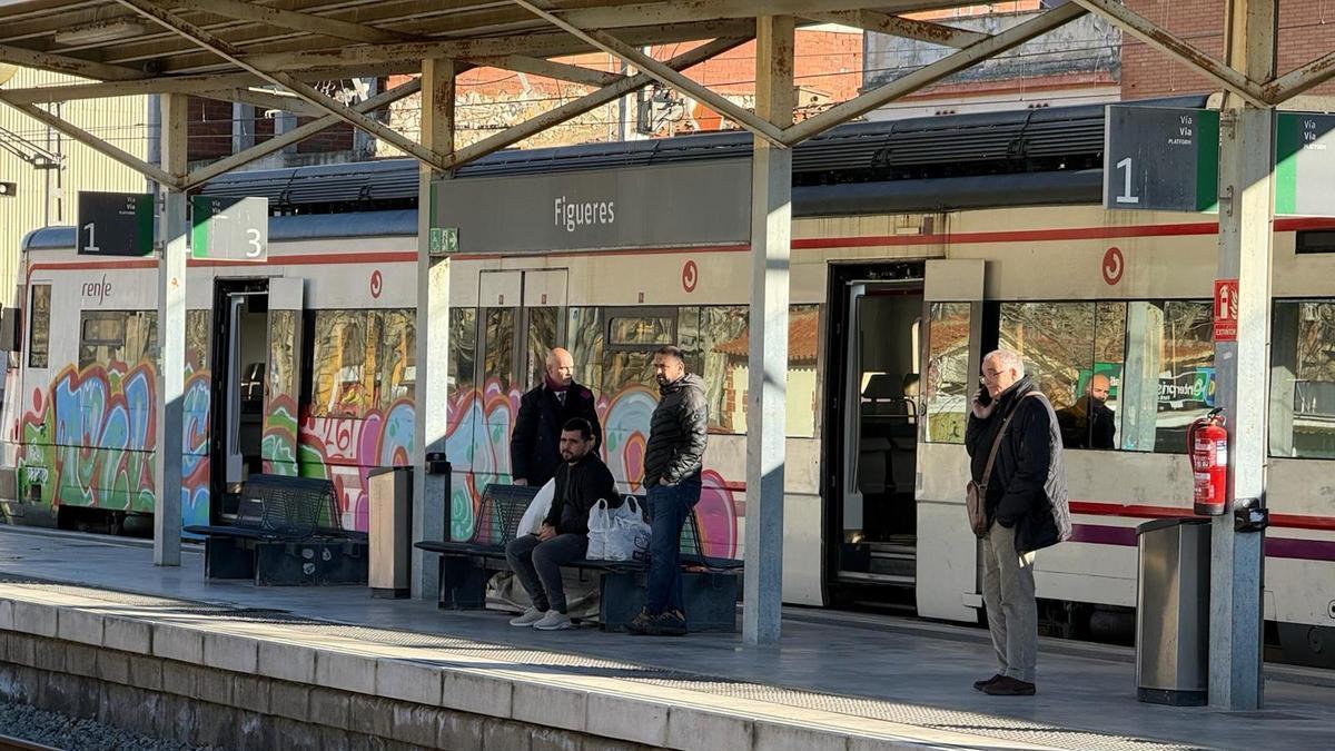 Un tren de Rodalies a l'estació de Figueres.