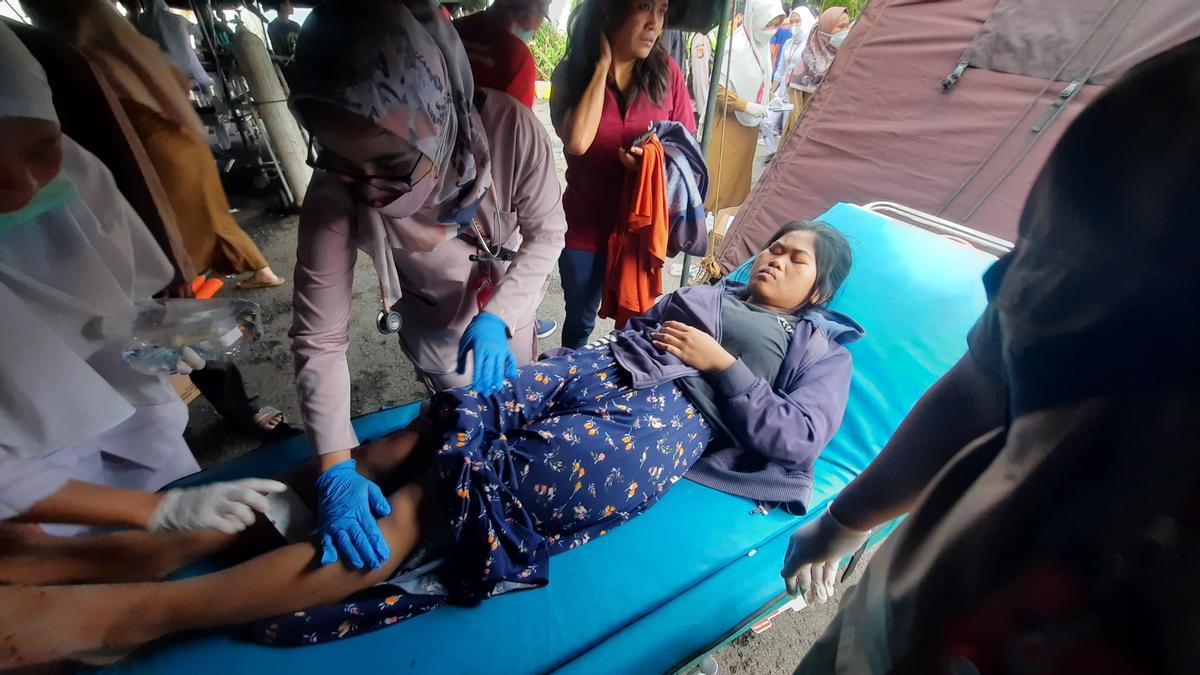Cipanas (Indonesia), 21/11/2022.- An injured victim of the earthquake receives treatment at a hospital in Cipanas, West Java, Indonesia, 21 November 2022. According to Indonesia’s meteorology agency (BMGK) a 5.6 magnitude quake hit southwest of Cianjur, West Java. (Terremoto/sismo) EFE/EPA/ADI WEDA