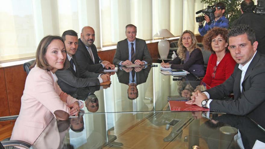 Martínez y Serra en la reunión con los consellers de Turismo, Cultura y Deportes.