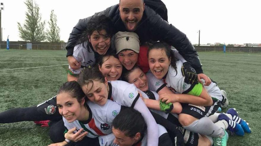 Las jugadoras del Irmandinhas celebran el triunfo con un entrenador, Carlos Torres.