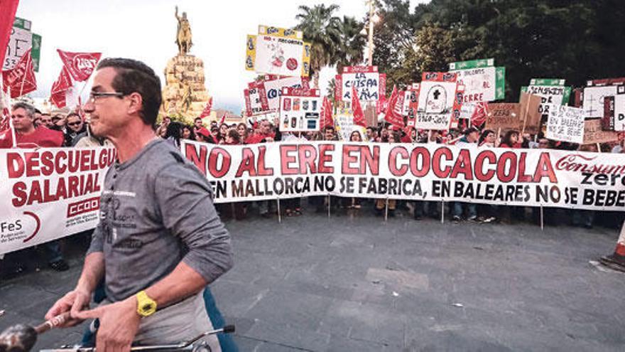 La protesta de empleados de Coca-Cola y seguridad privada concentró a más de 200 personas en la plaza de España de Palma.