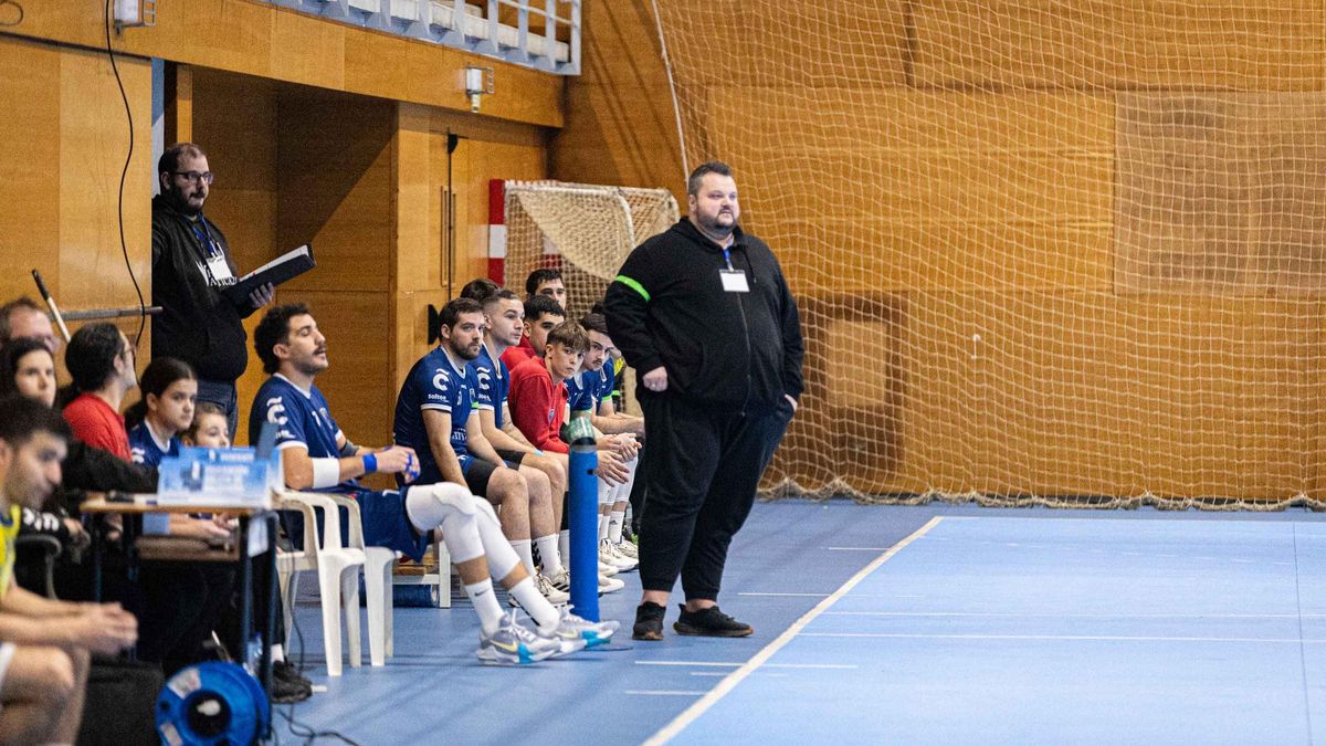 Nando González, de pie en el OAR-Carballal