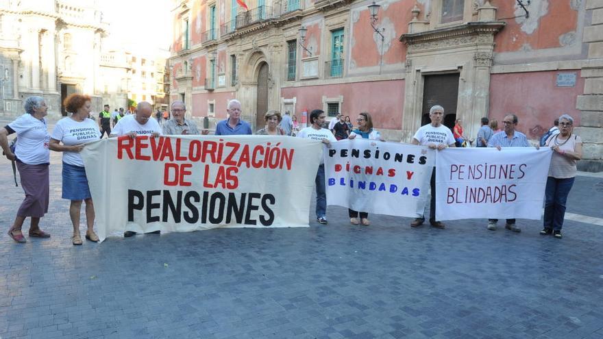 Miembros de la Plataforma contra el 0,25%, en la plaza Cardenal Belluga de Murcia