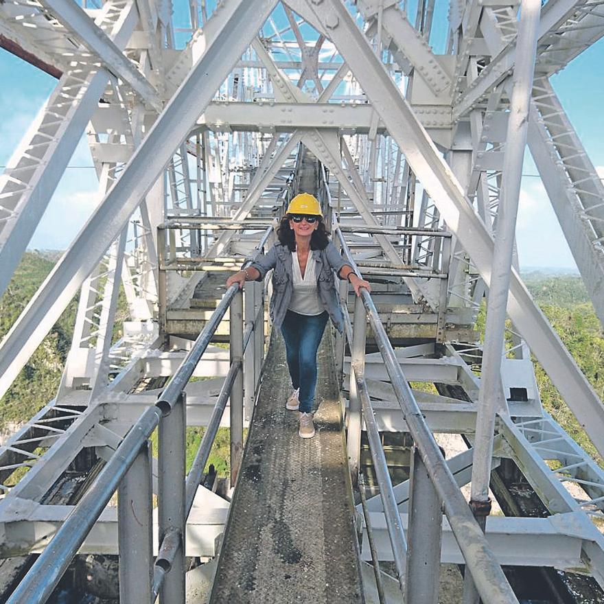 Noemí Alonso-Pinilla, sobre la plataforma del gran radiotelescopio de Arecibo, que se vino abajo el pasado 1 de diciembre.