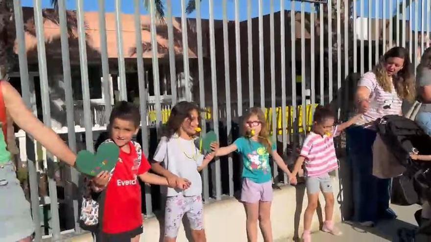 Cadena humana en el Clara Campoamor de Elche por la educación pública