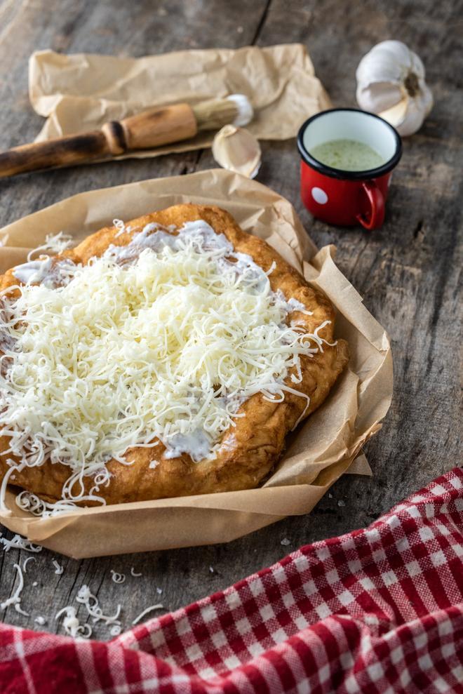 Lángos, pan frito en aceite untado en ajo