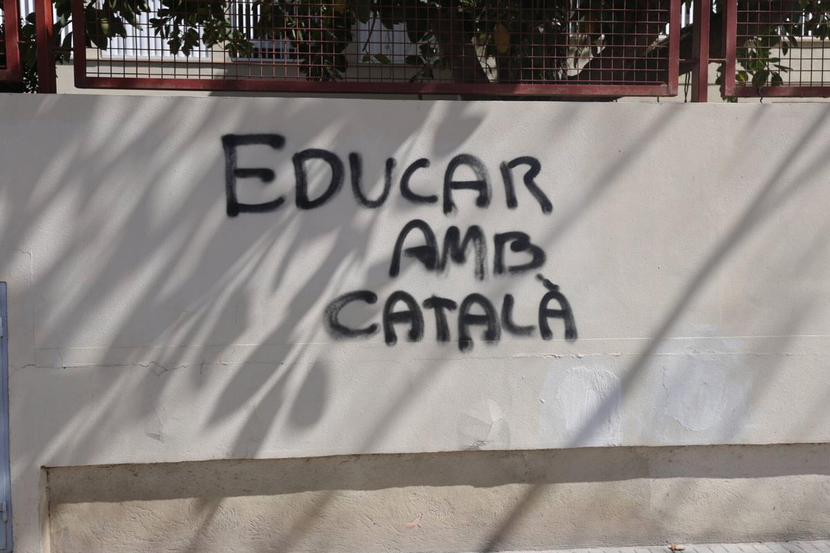 Aparecen nuevas pintadas contra la dirección del colegio público del Molinar