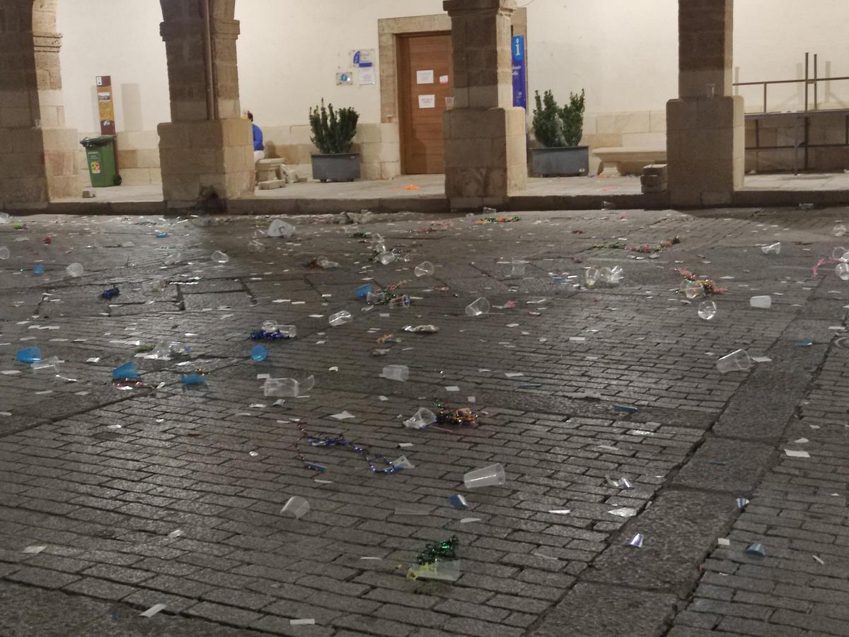 Así quedó la Plaza tras la despedida de peñas.