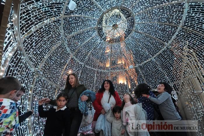 Estrellas y bolas ya brillan en las calles de Murcia