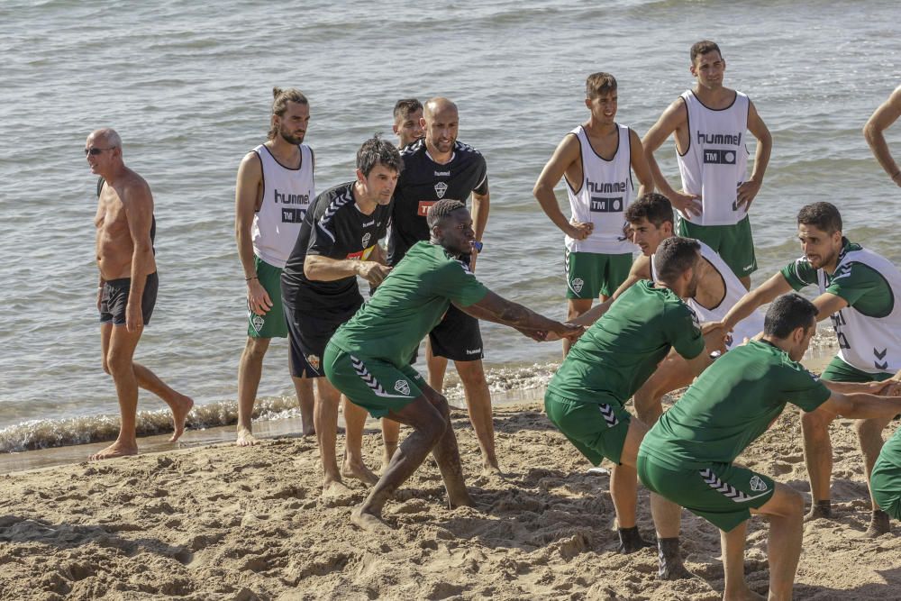 Entrenamiento del Elche CF en la playa de El Pinet