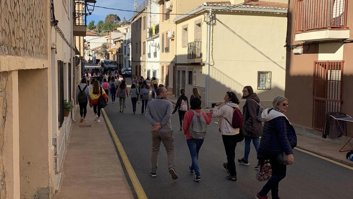 Las alumnas y profesoras pasearon por Torás antes de plantar los árboles.