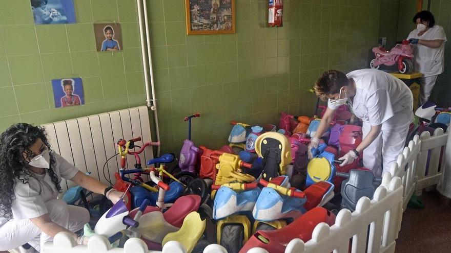 Limpiadoras desinfectan los juguetes de un aula de infantil en Murcia.