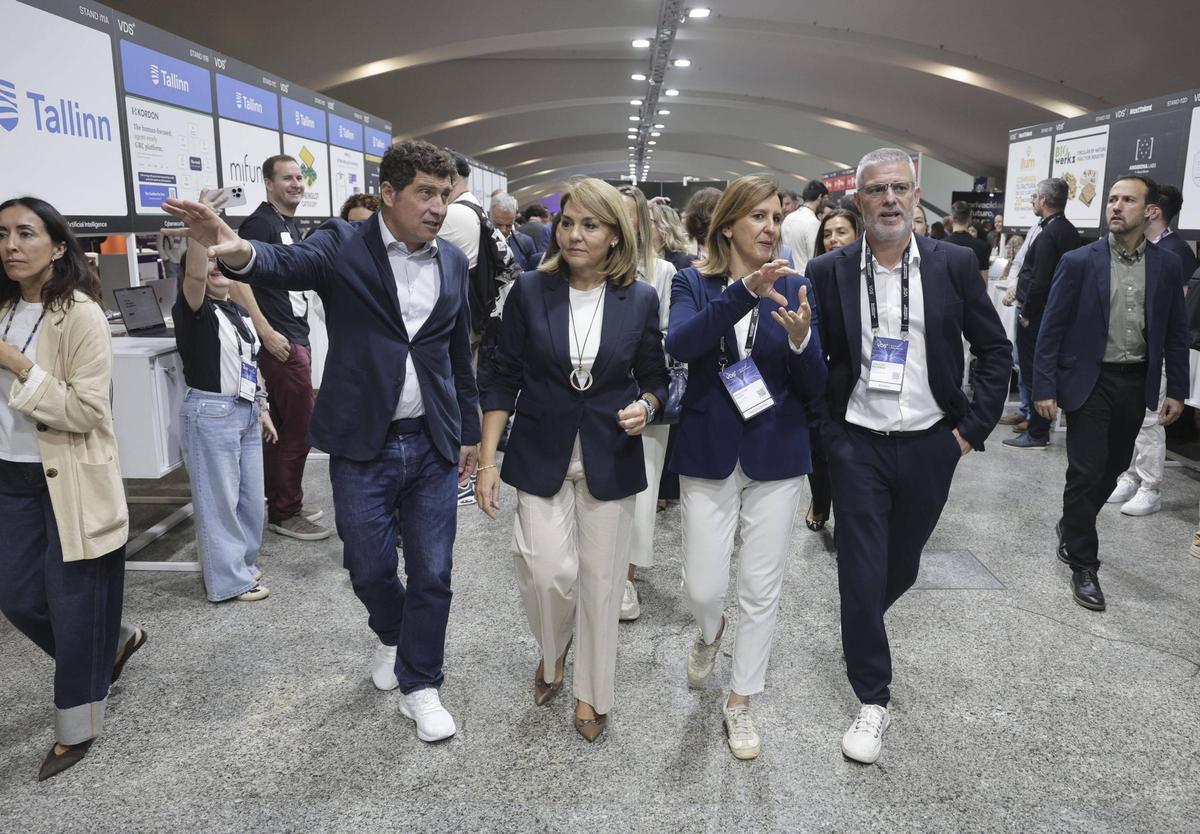 La alcaldesa de Valencia, María José Catalá; la vicepresidenta primera de la Generalitat y consellera de Vivienda, Empleo, Juventud e Igualdad, Susana Camarero; el presidente de Startup Valencia, Juan Luis Hortelano; y el consejero delegado de Startup Valencia y VDS, Nacho Mas.