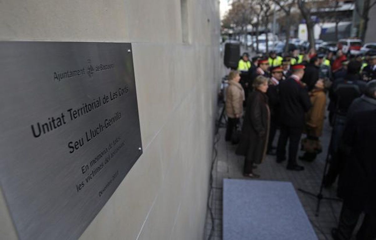 Placa en record a l’agent urbà Gervilla i a l’exministre Lluch que des d’avui presideix la seu de la Guàrdia Urbana de les Corts.