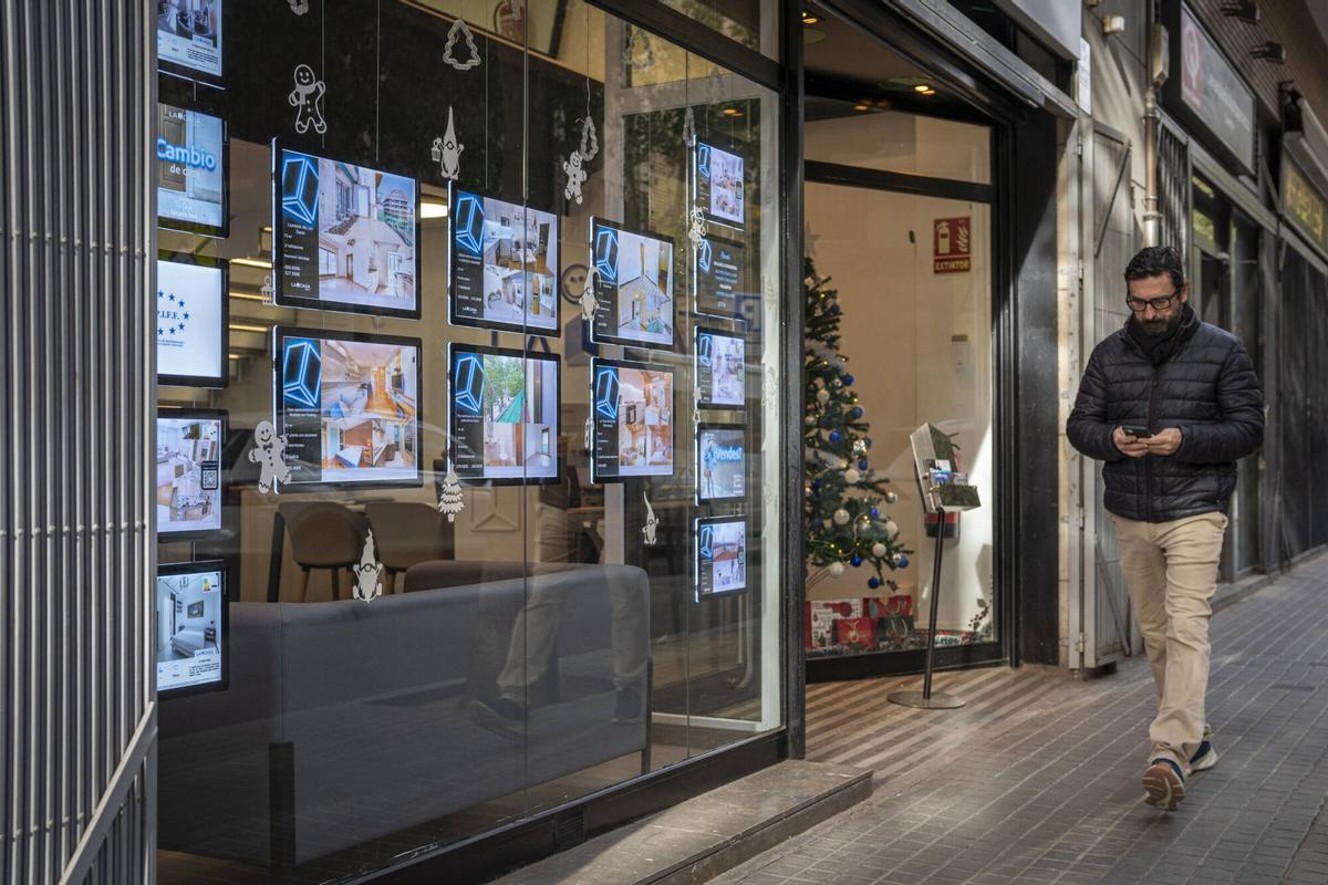 Imagen de archivo de una inmobiliaria con pisos en alquiler en Barcelona, única capital española, junto a Tarragona donde ha descendido el precio del alquiler interanual en el mes de abril