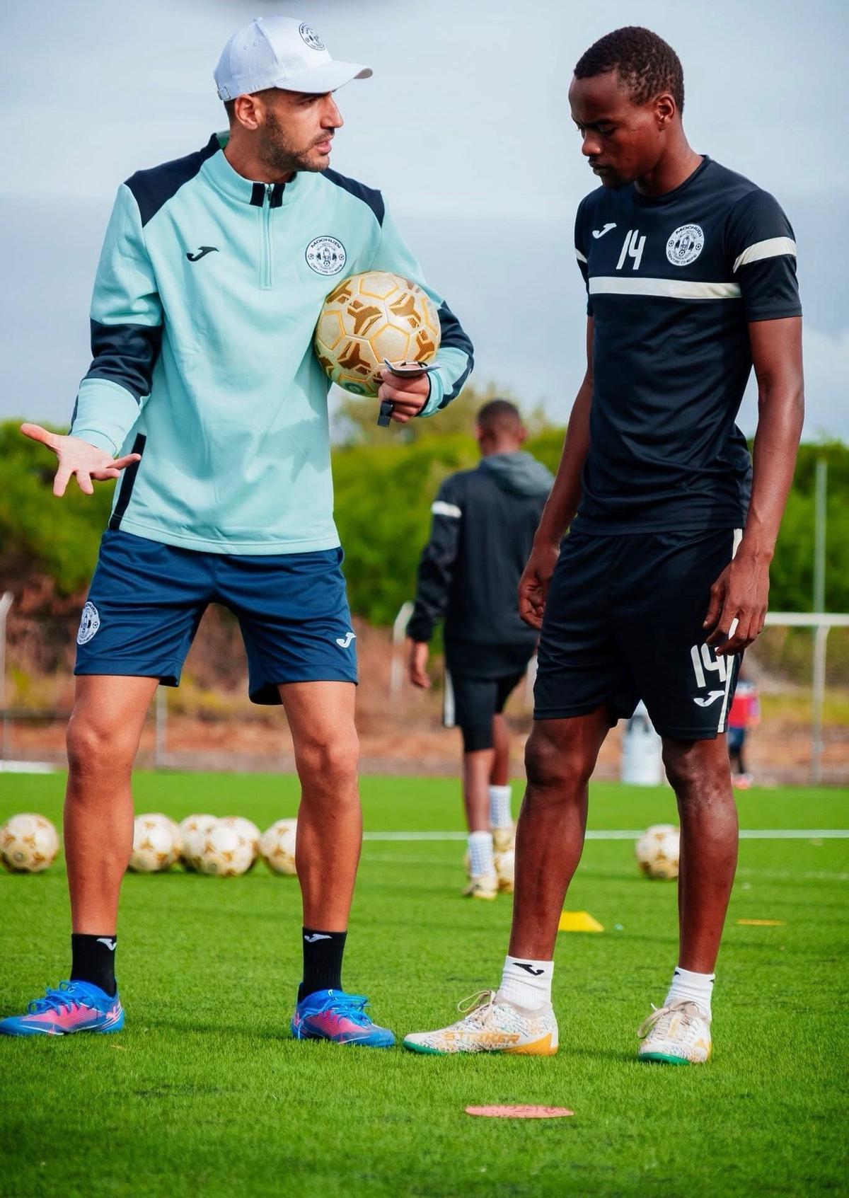 Miguel Corral, junto a un futbolista de su equipo