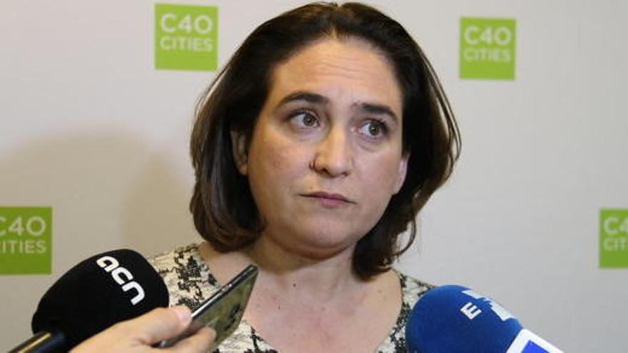 L&#039;alcaldessa de Barcelona, Ada Colau, en una atenció als mitjans a París