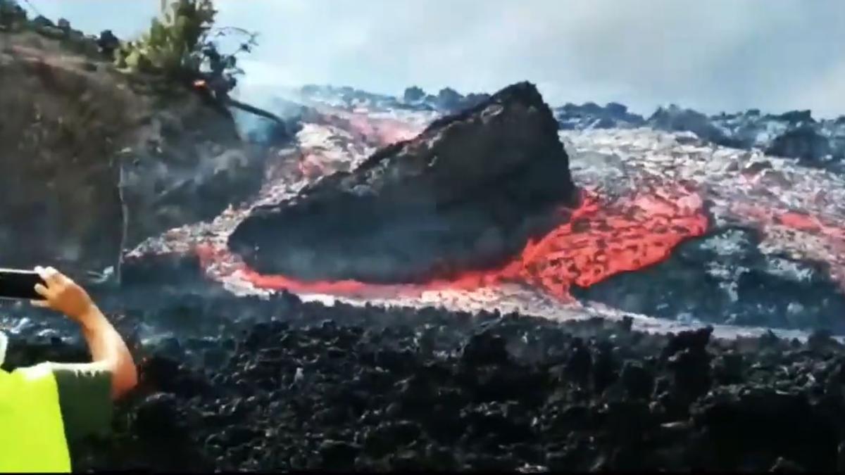 La lava del volcán arrastra una roca gigante