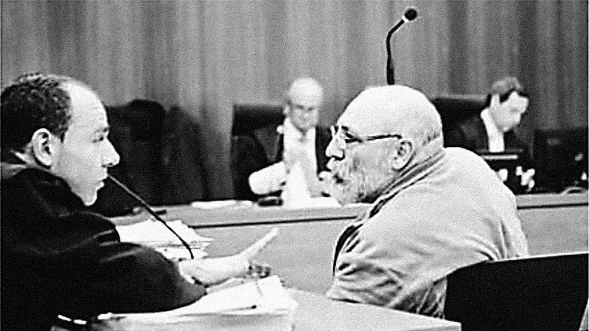 El acusado conversa con un abogado, en un momento del juicio.