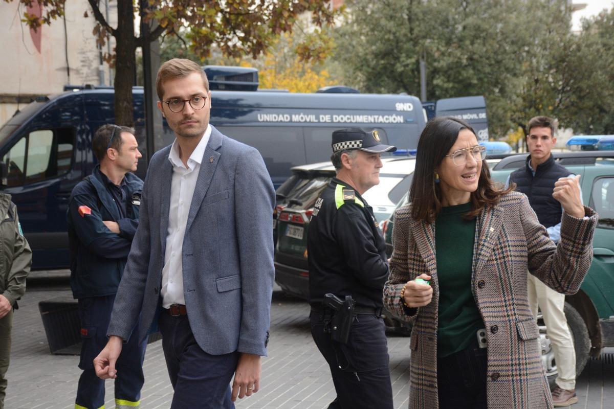 L'alcalde d'Olot i la consellera d'Interior a fora de l'Ajuntament d'Olot