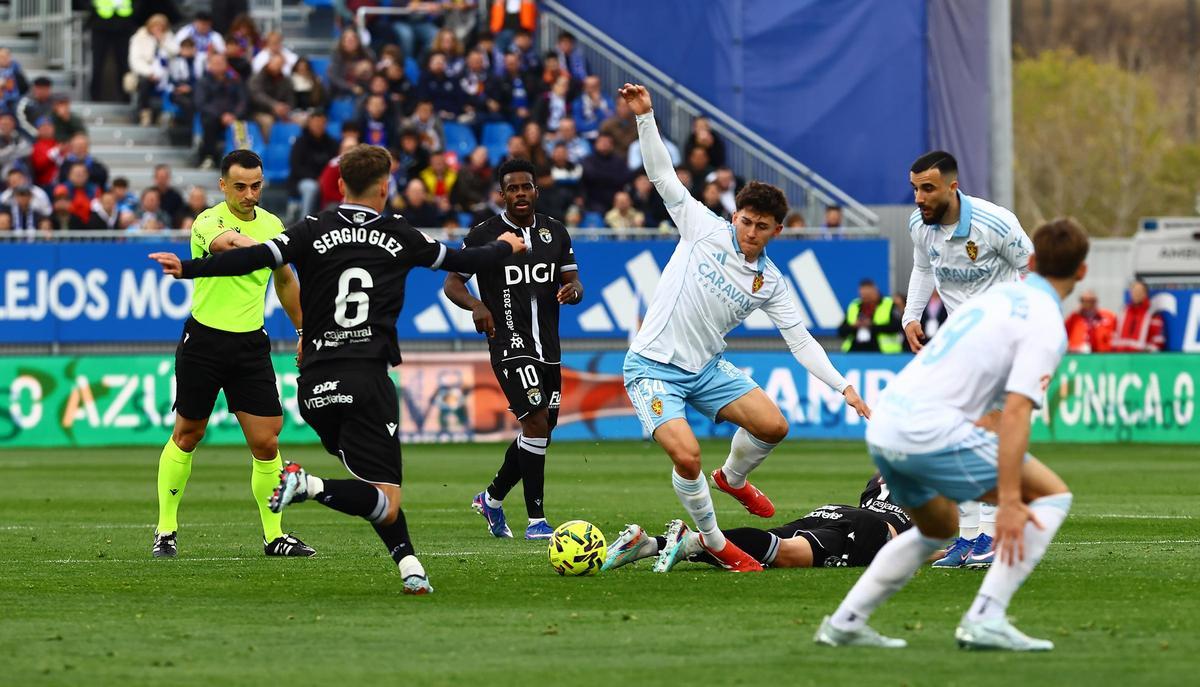 Alejandro Morilla sigue una acción de Lucas Terrer en el partido ante el Burgos.