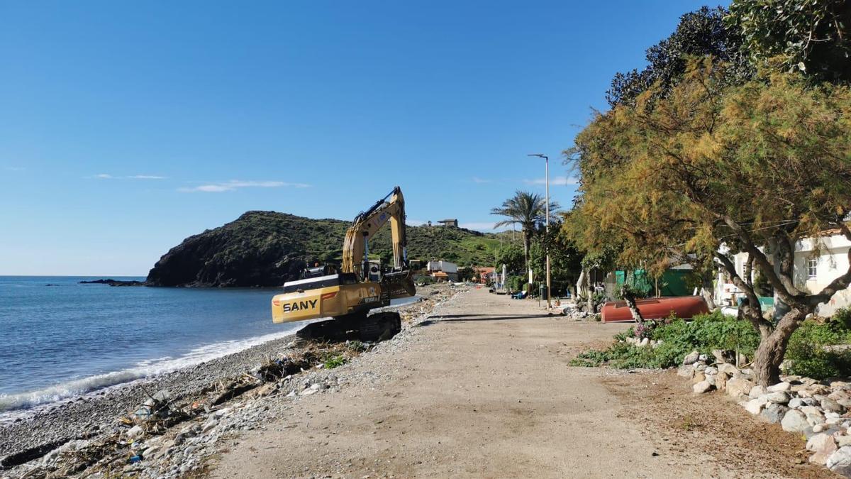 Maquinaria trabajando en la playa de Puntas de Calnegre.