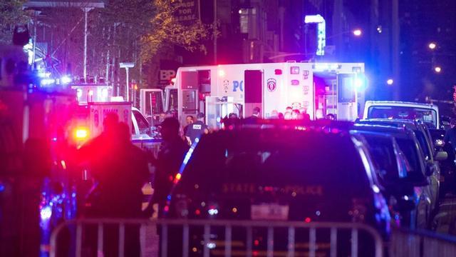 Policías y equipos de emergencia, en el lugar de la explosión, en la calle 23 con la Sexta Avenida, en el barrio de Chelsea (Nueva York).