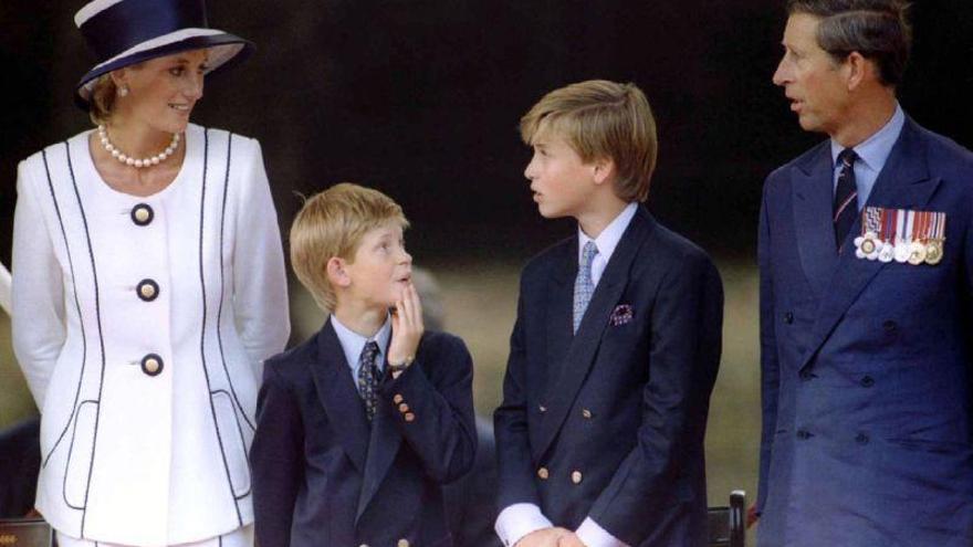 Los príncipes Guillermo y Enrique rinden homenaje a Lady di con una estatua