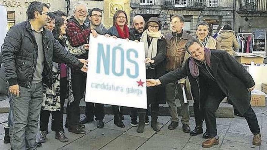 Candidatos de NÓS, ayer, con miembros del BNG y simpatizantes.