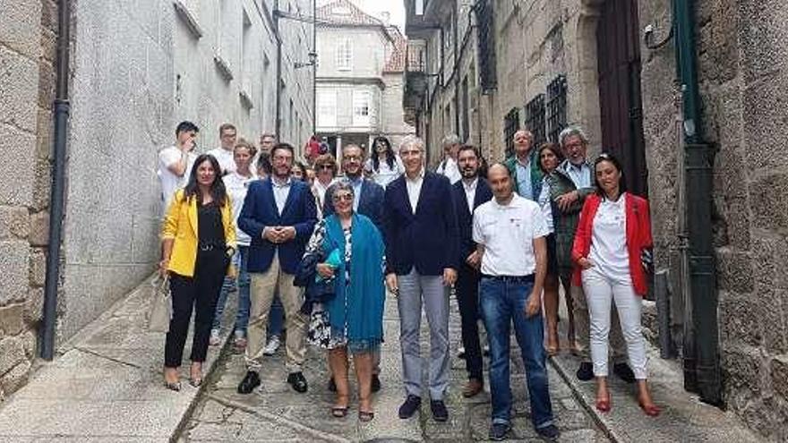 Alumnos del obradoiro, autoridades locales y Francisco Conde (conselleiro de Empleo), ayer recorriendo Tui. // D.B.M.