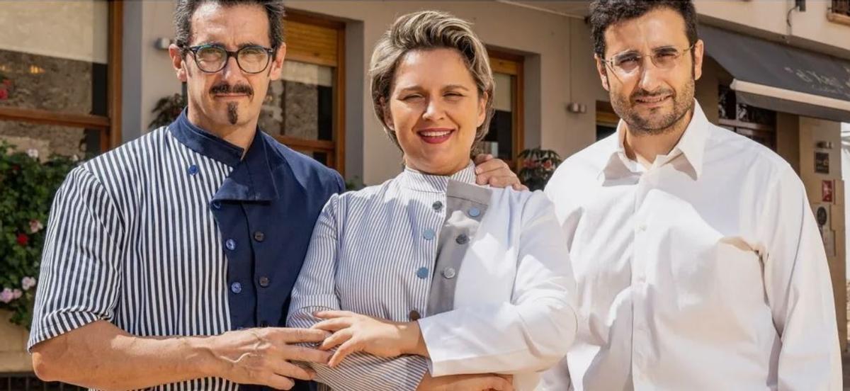 Francisco Cano, Cristina Figueira y Pepe Cano, en la puerta de El Xato.