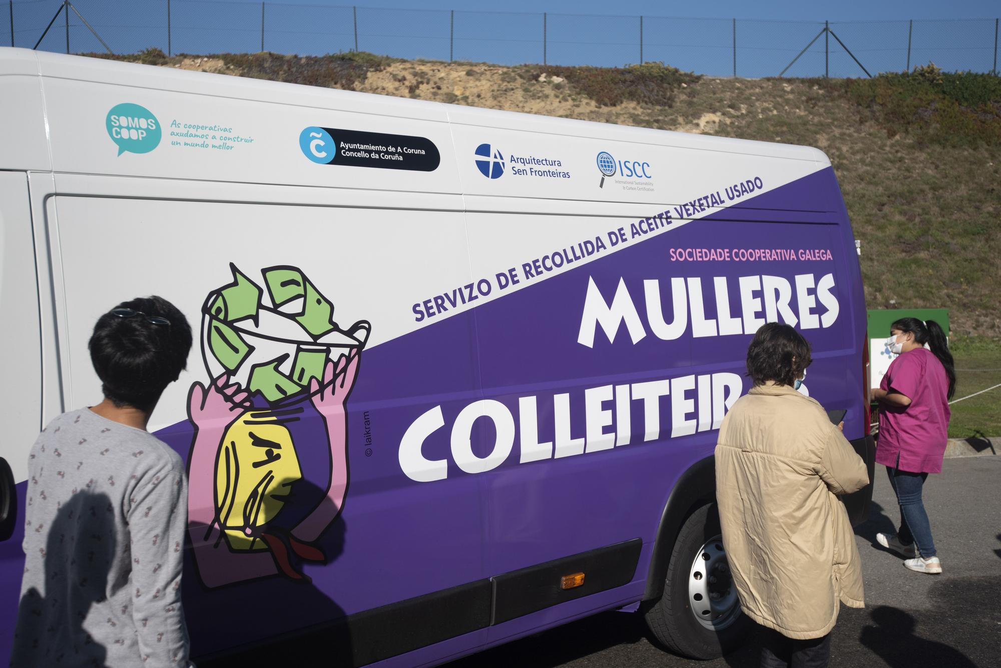 Entrega de un nuevo vehículo a Mulleres Colleiteiras