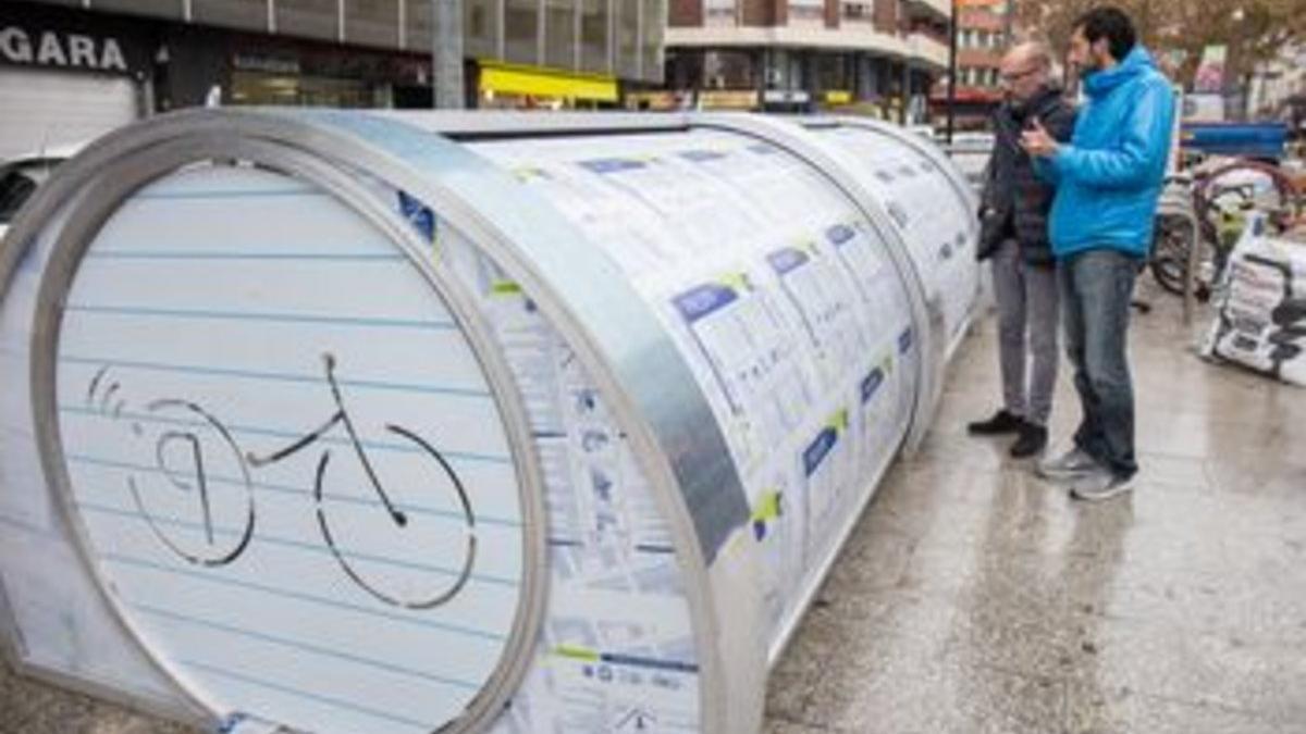 El teniente de alcalde de Territorio y Sostenibilidad, Marc Armengol, visita el nuevo aparcamiento para bicicletas.