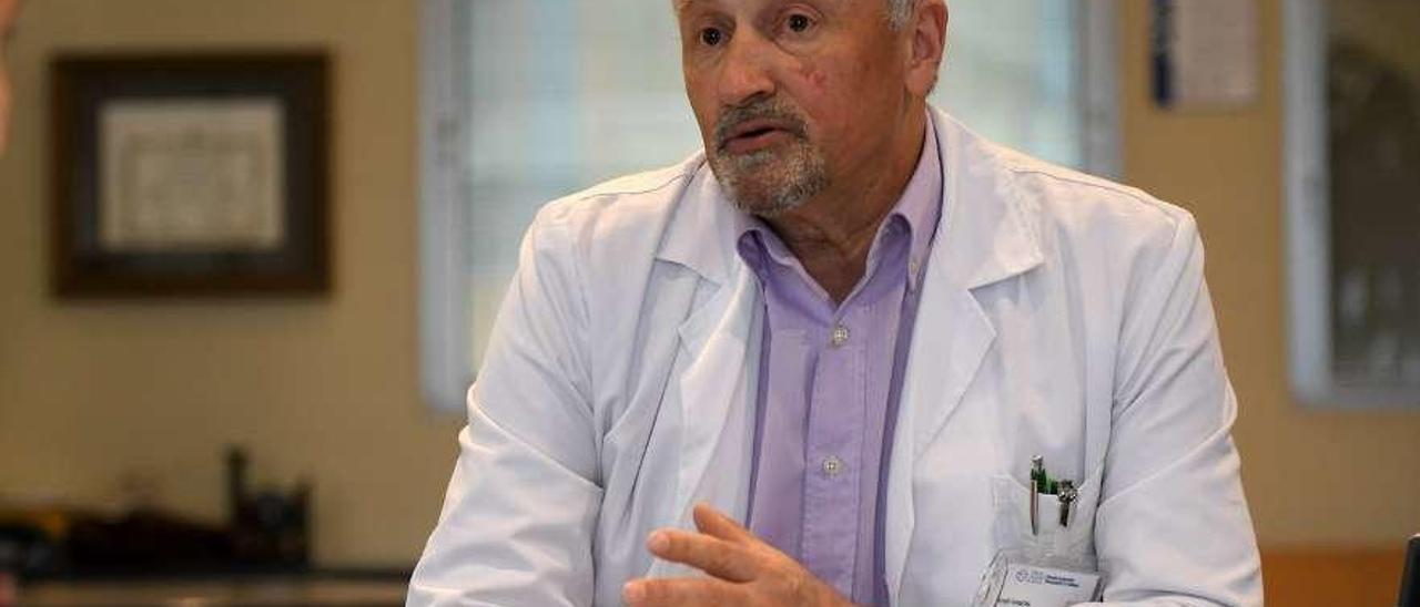 El gerente del CHOP, José Ramón Gómez Fernández, en su despacho en el Hospital Provincial. // G. Santos