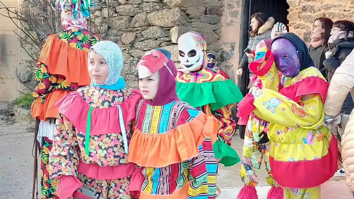 El antruejo de los cencerros inunda Villanueva de Valrojo