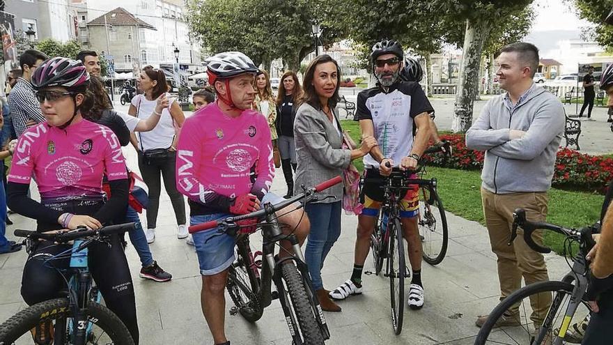 Víctor Loira a su salida ayer de la Alameda de Marín, junto a la alcaldesa. // Santos Álvarez