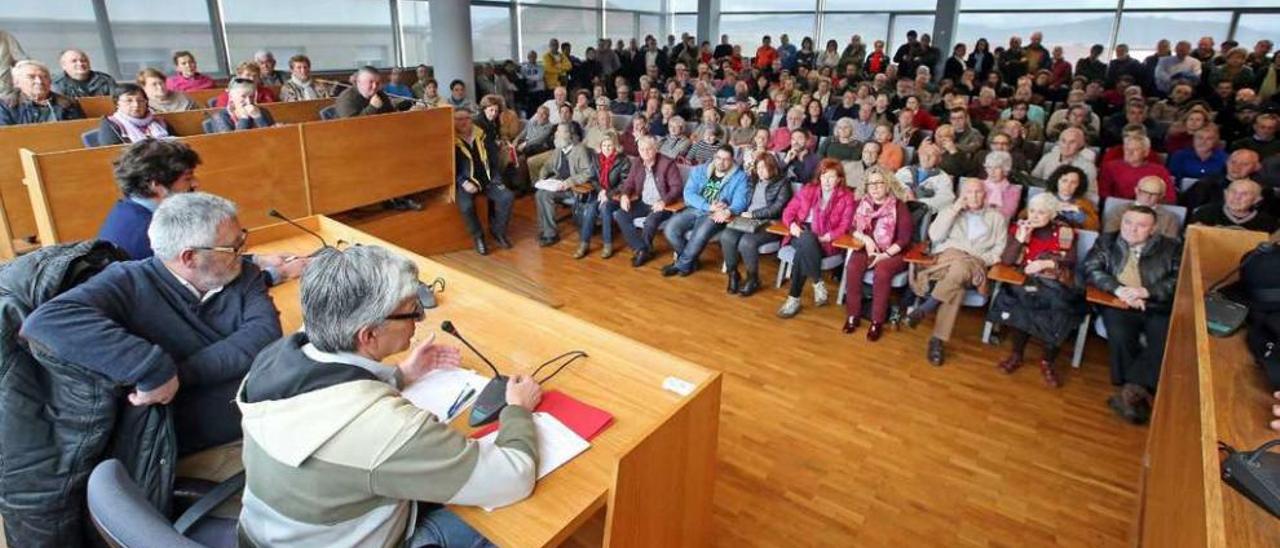 Asamblea vecinal donde se abordó el problema de la regularización catastral. // Marta G. Brea