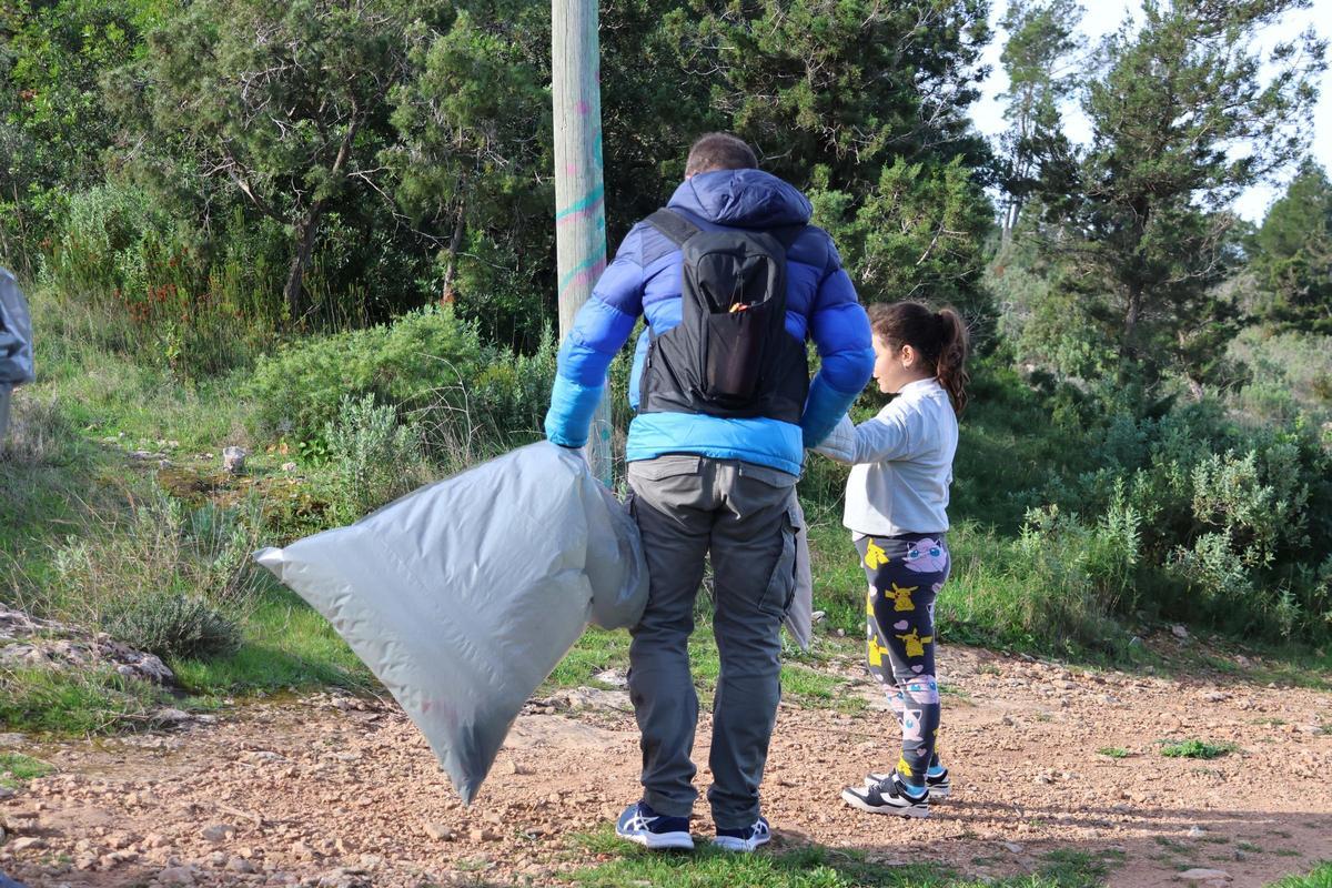 La XVII Jornada de Limpieza en Sa Talaia concluye con la recogida de 400 kilos de residuos La XVII Jornada de Limpieza en Sa Talaia concluye con la recogida de 400 kilos de residuos