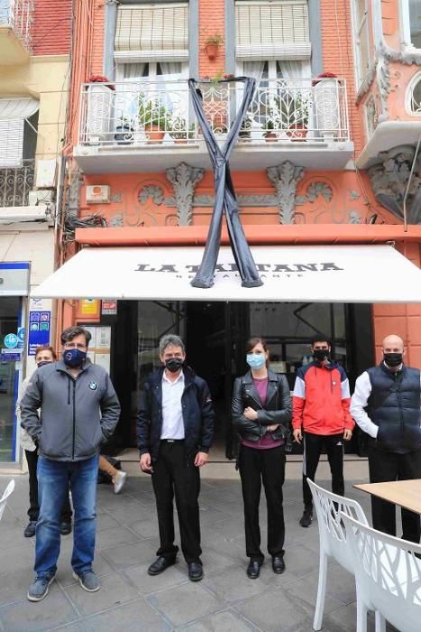 Hosteleros protestan en Cartagena por el cierre de los bares