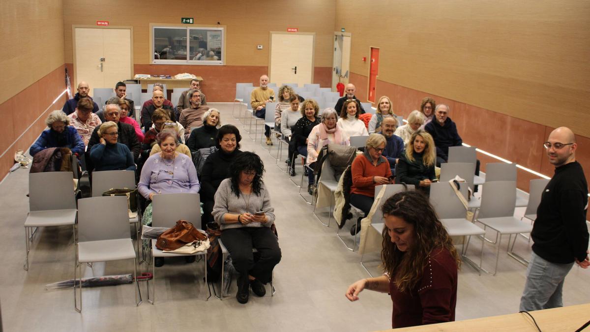 Lilian Blanco, en primer término, se dirige a los participantes en la jornada de IA en la Casa de Cultura de Mieres.