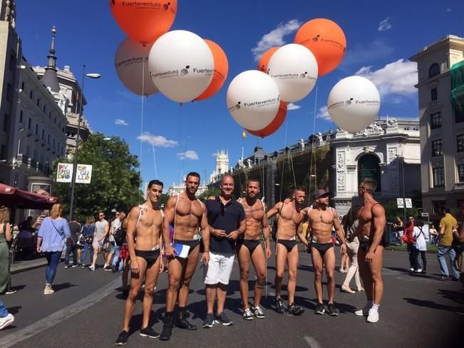 El Orgullo herreño y canario se dispersa por Chueca